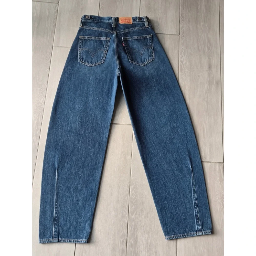Levi's Cinch Barrel Jeans High Rise Color: Dark Wash Size: 25 x 31 (Size 2/ XS) - Picture 4 of 9